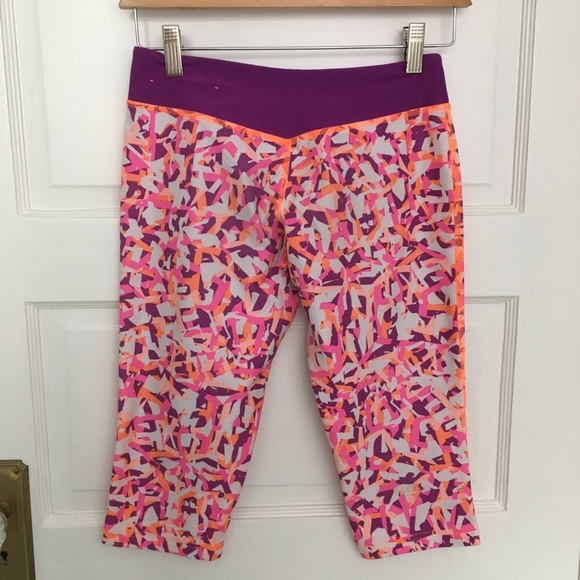 Nike Girls' Legend Graphic Capris Leggings - Picture 2 of 5